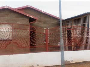 2 Bed House in Ipeleng