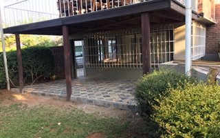 2 Bedroom Garden Cottage in Clarendon