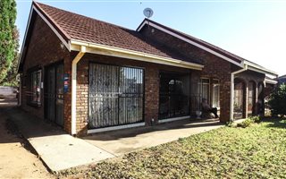 4 Bedroom House in Riamarpark