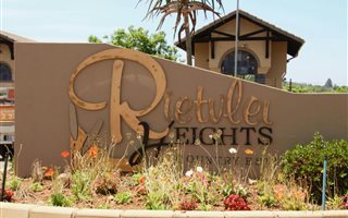 1011 m² Land available in Rietvlei Heights Country Estate
