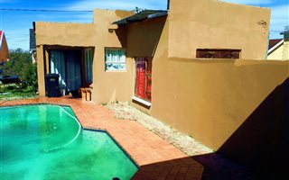 6 Bedroom House in Buffalo Flats