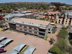 125 m² Commercial space in Bedford Park