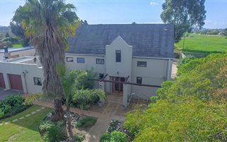 4 Bedroom House in Klein Nederburg