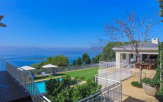 5 Bedroom House in Kosmos