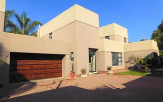 3 Bedroom Duet in Silver Lakes Golf Estate