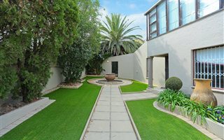 4 Bedroom House in Douglasdale