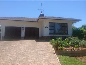 4 Bed House in Onder Papegaaiberg
