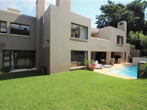 5 Bed House in Bryanston West