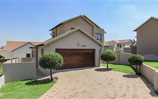 4 Bedroom House in Kosmosdal