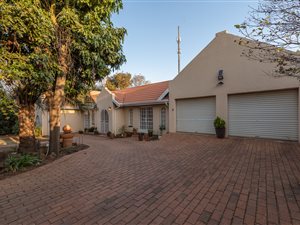 6 Bed House in Glenvista
