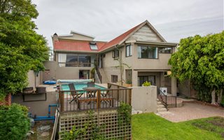 6 Bedroom House in Zeekoevlei