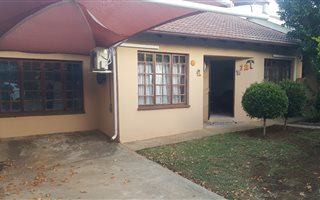3 Bedroom Simplex in Geelhoutpark