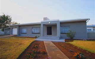 3 Bedroom House in Komani Park