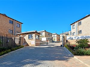 2 Bed Apartment in Helderkruin