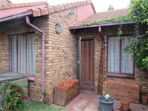 2 Bed House in Rooihuiskraal North