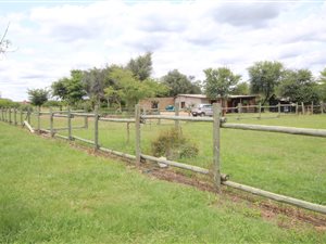 1.7 ha Farm in Roodeplaat