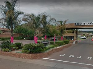 600 m² Land available in Clubville
