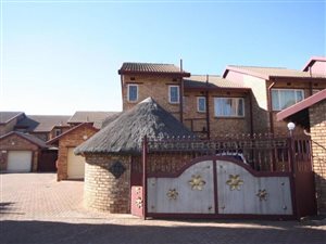 3 Bed Townhouse in Vanderbijlpark CE2