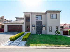 5 Bed House in Blue Valley Golf Estate