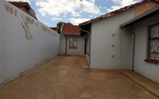 2 Bedroom House in Chiawelo