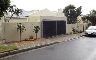 0.5 Bedroom Apartment in Camps Bay