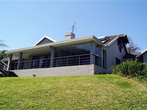 4 Bed House in Woodside