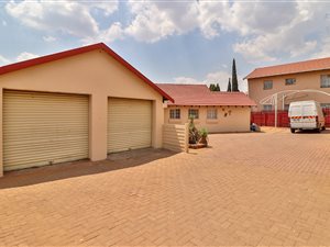 3 Bed House in Highway Gardens