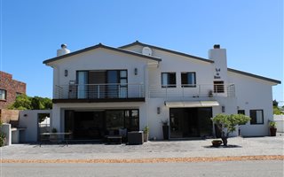 6 Bedroom House in Struisbaai
