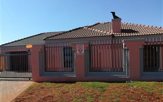 5 Bedroom House in Clarina