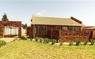 2 Bedroom House in Riamarpark