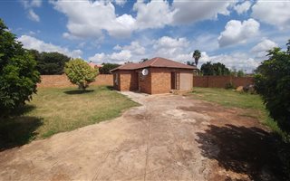 2 Bedroom House in Karen Park