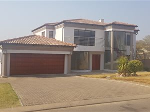 5 Bed House in Crescent Wood Country Estate