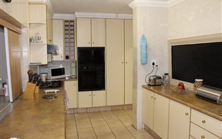 4 Bedroom House in Kanonkop