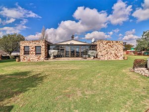 4.7 ha Farm in Sterkfontein and surrounds