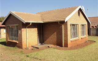 2 Bedroom House in Clayville