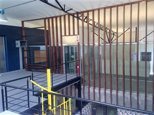 880 m² Commercial space in Woodstock