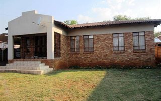 3 Bedroom House in Azaleapark