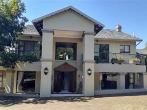 11 Bed House in Dan Pienaar