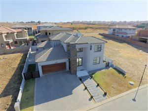 4 Bed House in Blue Valley Golf Estate