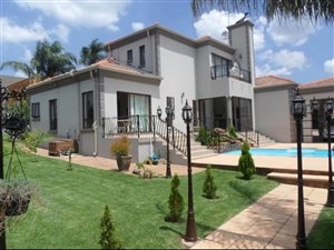 4 Bed House in Ruimsig Country Estate