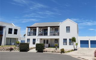 5 Bedroom House in Blue Lagoon