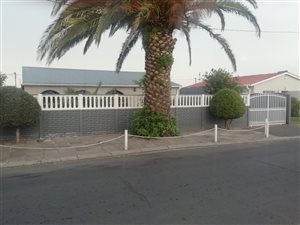 4 Bed House in Grassy Park