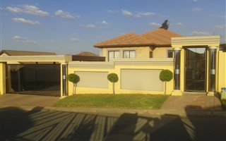 3 Bedroom House in Olievenhoutbos