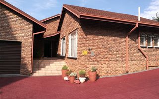 5 Bedroom House in Kanonkop