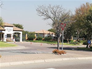 5 Bed House in Blue Valley Golf Estate