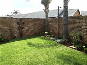 2 Bed Townhouse in Rooihuiskraal North