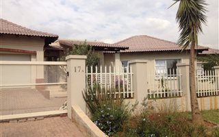 3 Bedroom House in Lakeside Village