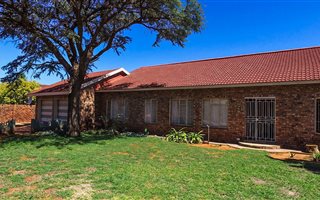 5 Bedroom House in Jan Kempdorp