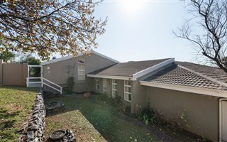 4 Bedroom House in Protea Valley