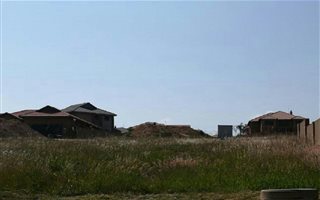 600 m² Land available in Clubville